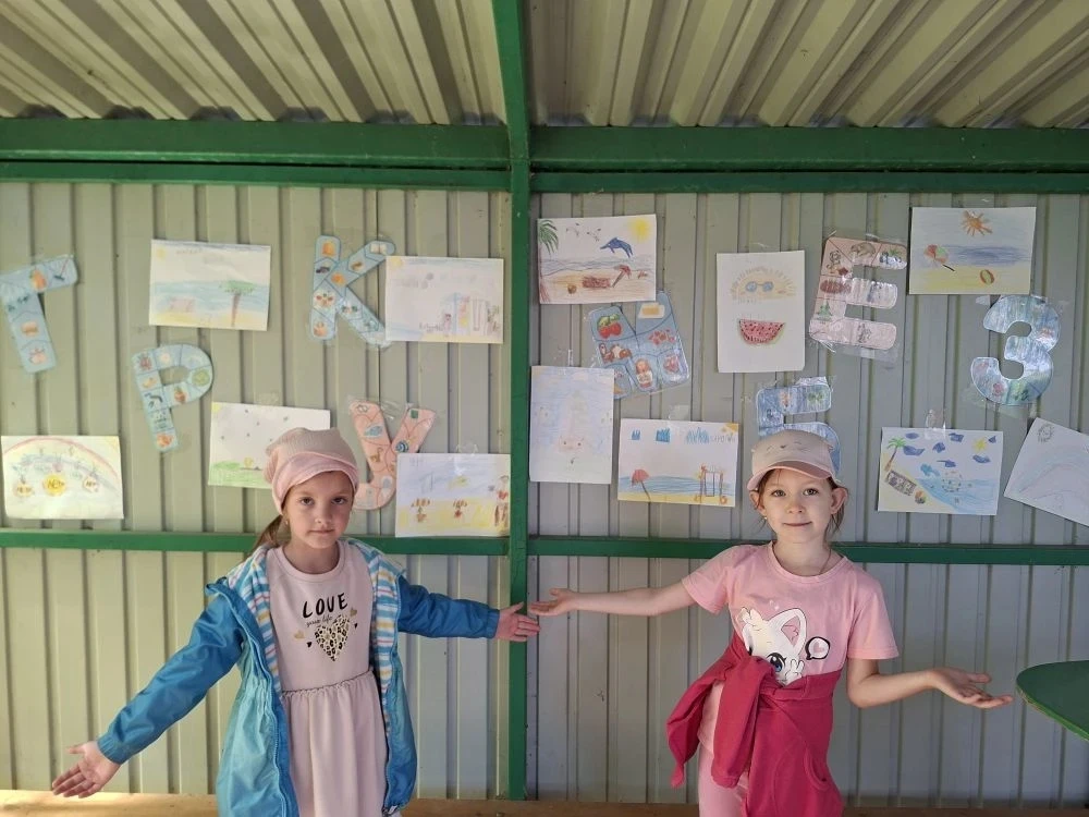 🌞 Лето в детском саду: почему рисование на улице так полезно? 🎨
Дорогие родители! Летние дни в наш