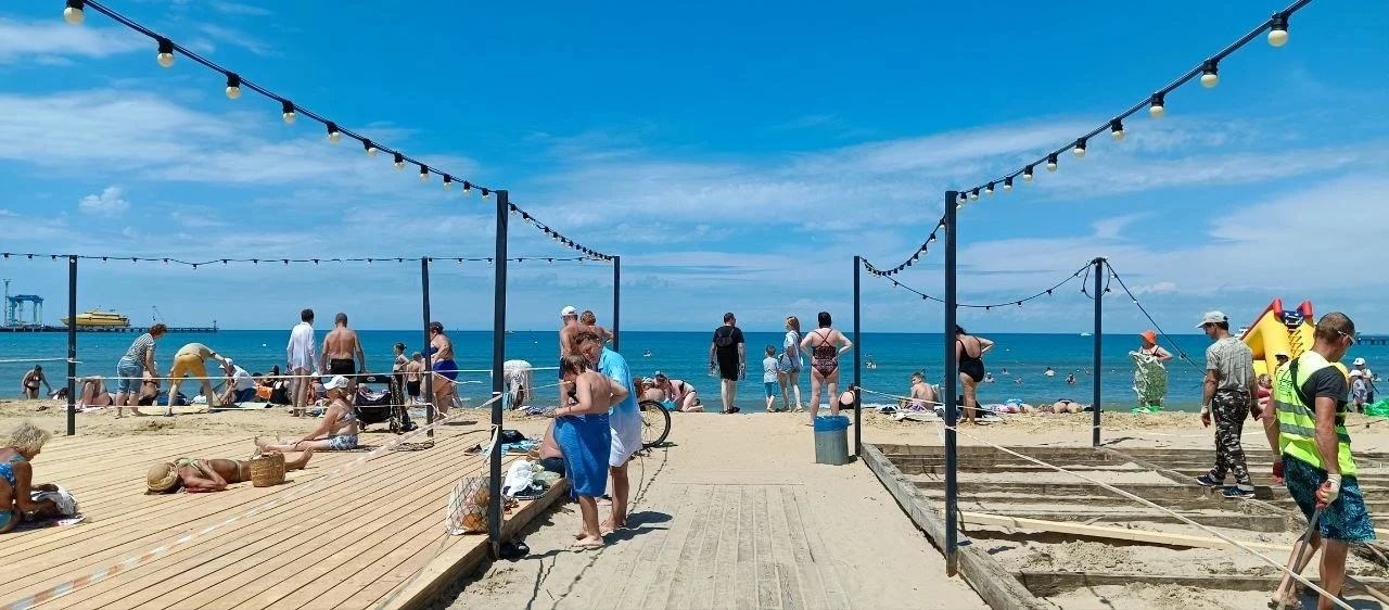 🏖️ Морская атмосфера на центральном пляже.

Легкие волны, солнце и уже довольно много людей ☀️

Фот