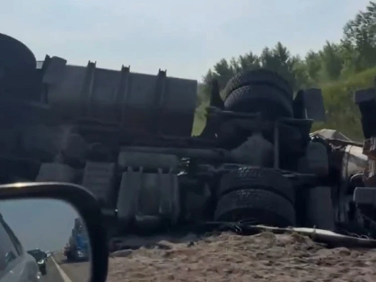 🚚 Под Барнаулом возле Нового моста перевернулась фура

Вечером 21 июня в Первомайском районе рядом 