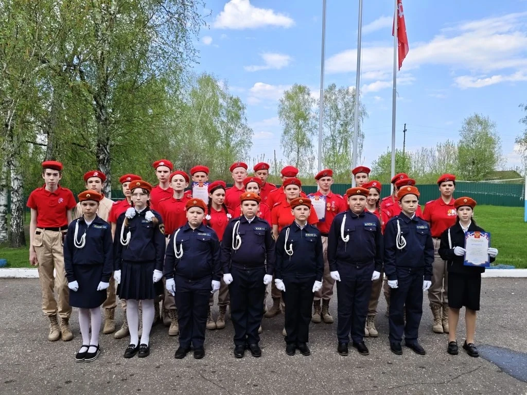 В рамках мероприятий, посвящённых Дню Великой Победы, 6 мая в школе с. Иванырс прошёл Смотр строя и 
