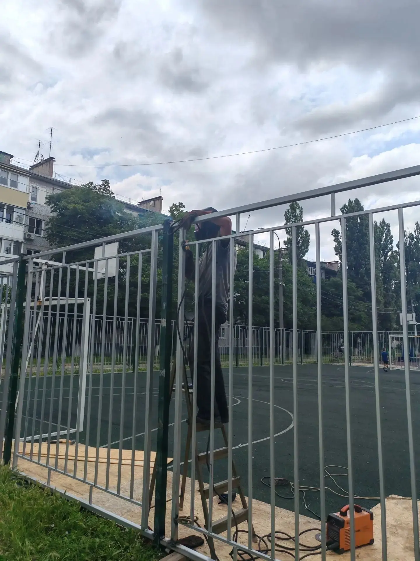 Глава города Кропоткина Владимир
Елисеев проверил выполнение работ по обновлению ограждающих констру