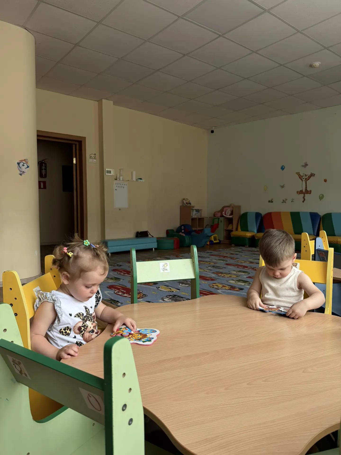Каждый собирает своё. Но вместе 🧩

Двое малышей. Один стол. Два пазла. У каждого — свой.

Кто-то ду