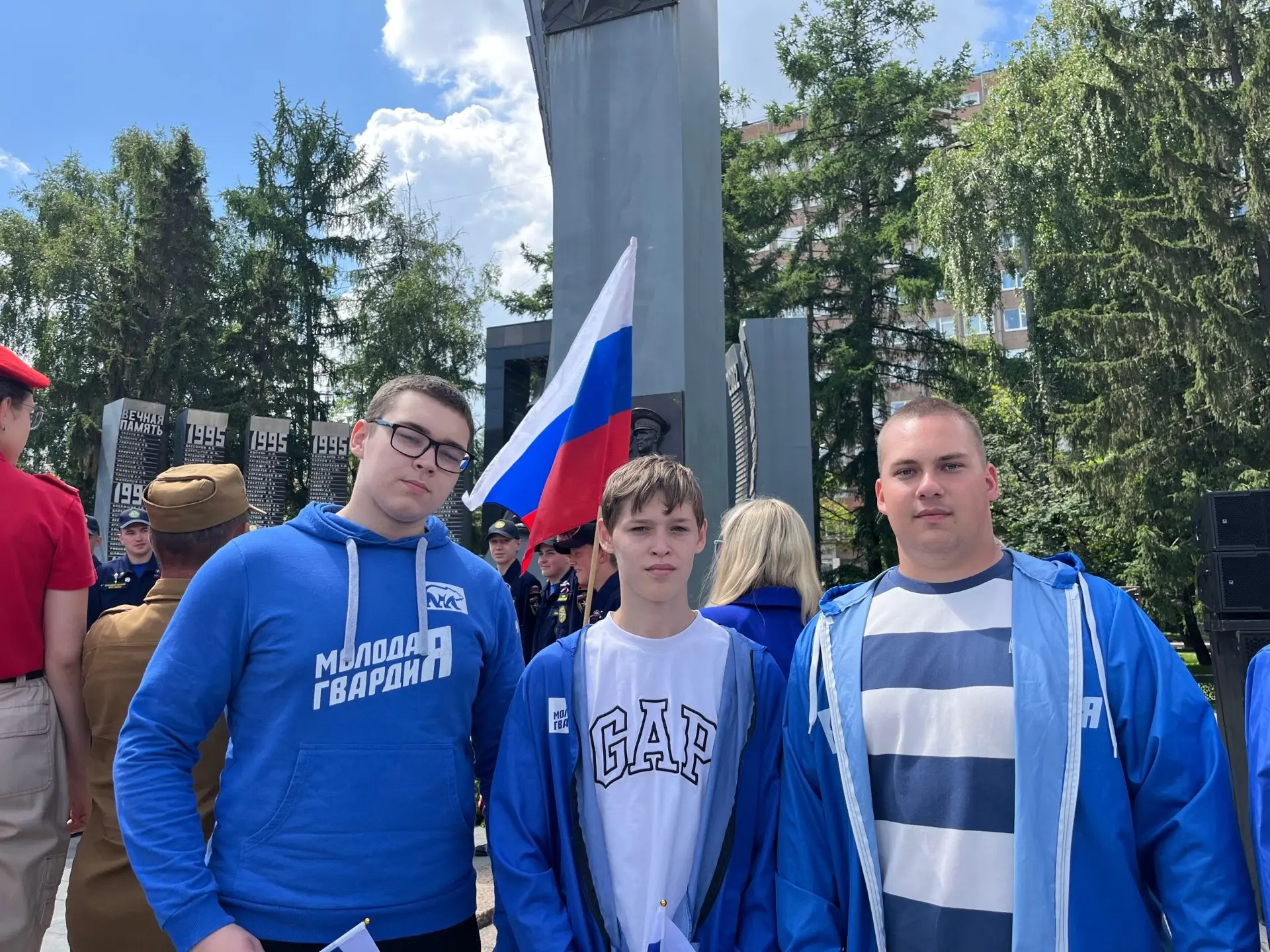 🇷🇺12 июня, в День России, активисты Слободо-Туринского местного отделения «Молодой Гвардии Единой 