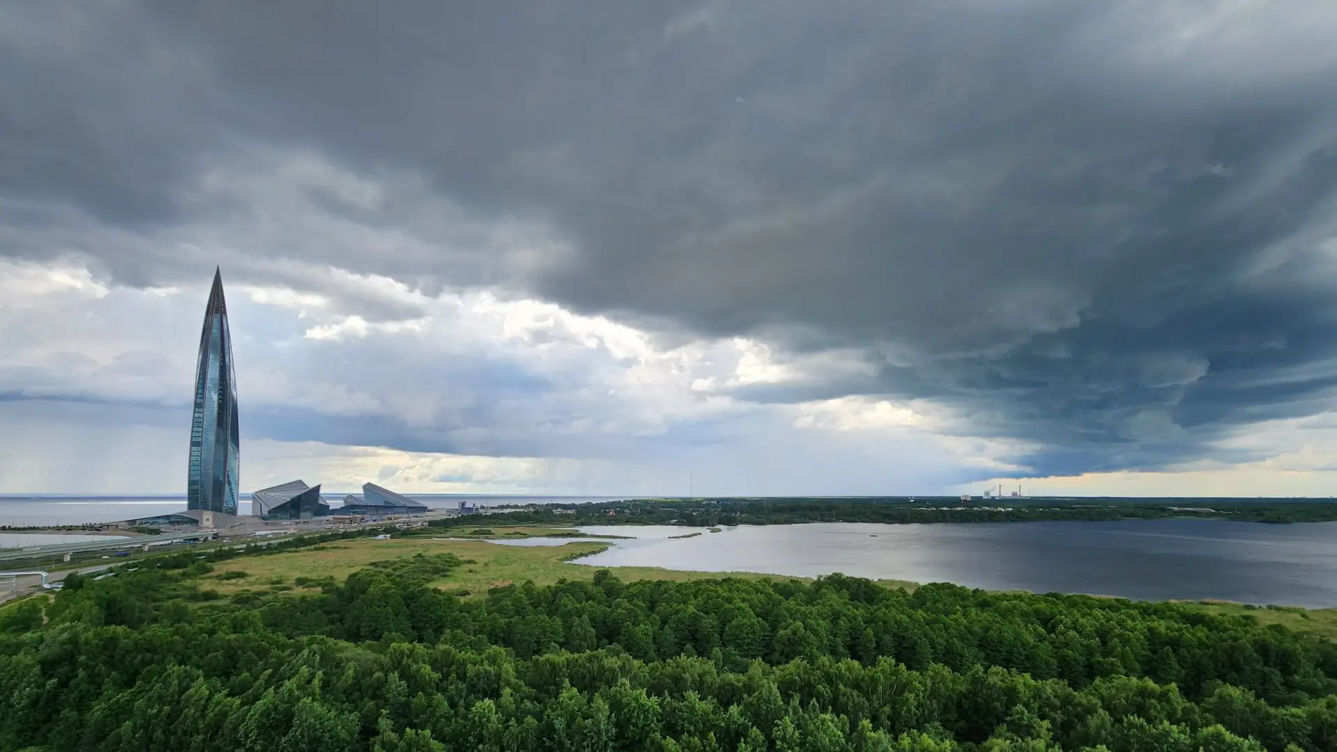 ☁️ Поднимите голову. Облака сегодня, как живопись. Они бегут по небу, меняют форму и подсвечиваются 