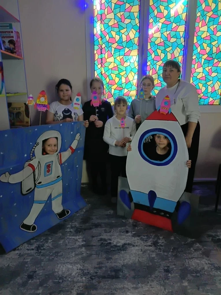 В рамках празднования Дня космонавтики социальный педагог провела для несовершеннолетних получателей