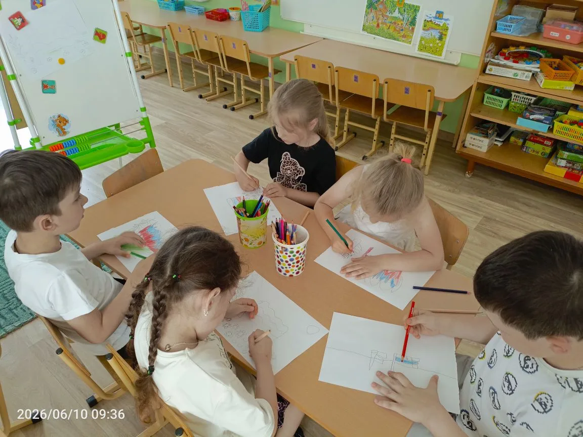 В преддверии праздника "День России" в группе Ромашка прошло занятие по рисованию по данной теме.
В 