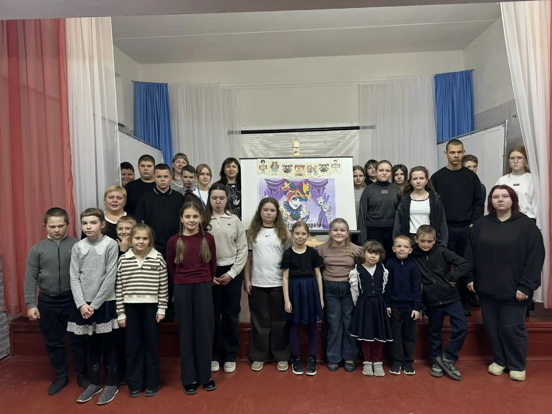 ДЕНЬ ТЕАТРА 

✨Волшебный мир театра: как мы отметили День театра в школе! ✨🎭
Сегодня в нашей школе 