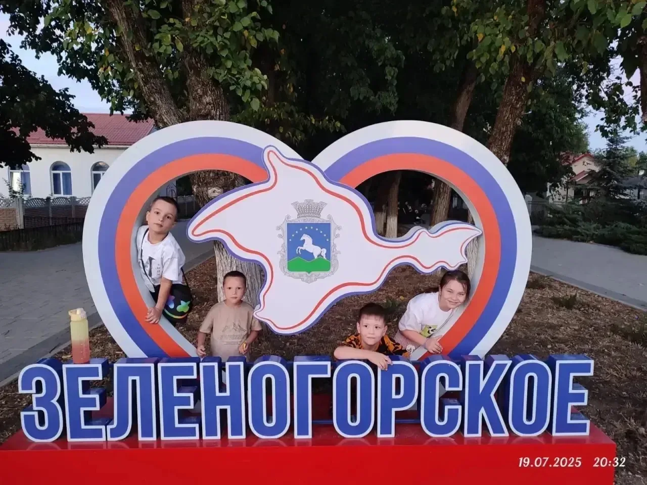 Наши ребята из 1 «Б» класса продолжают активно участвовать в праздничной онлайн-акции и делиться ярк
