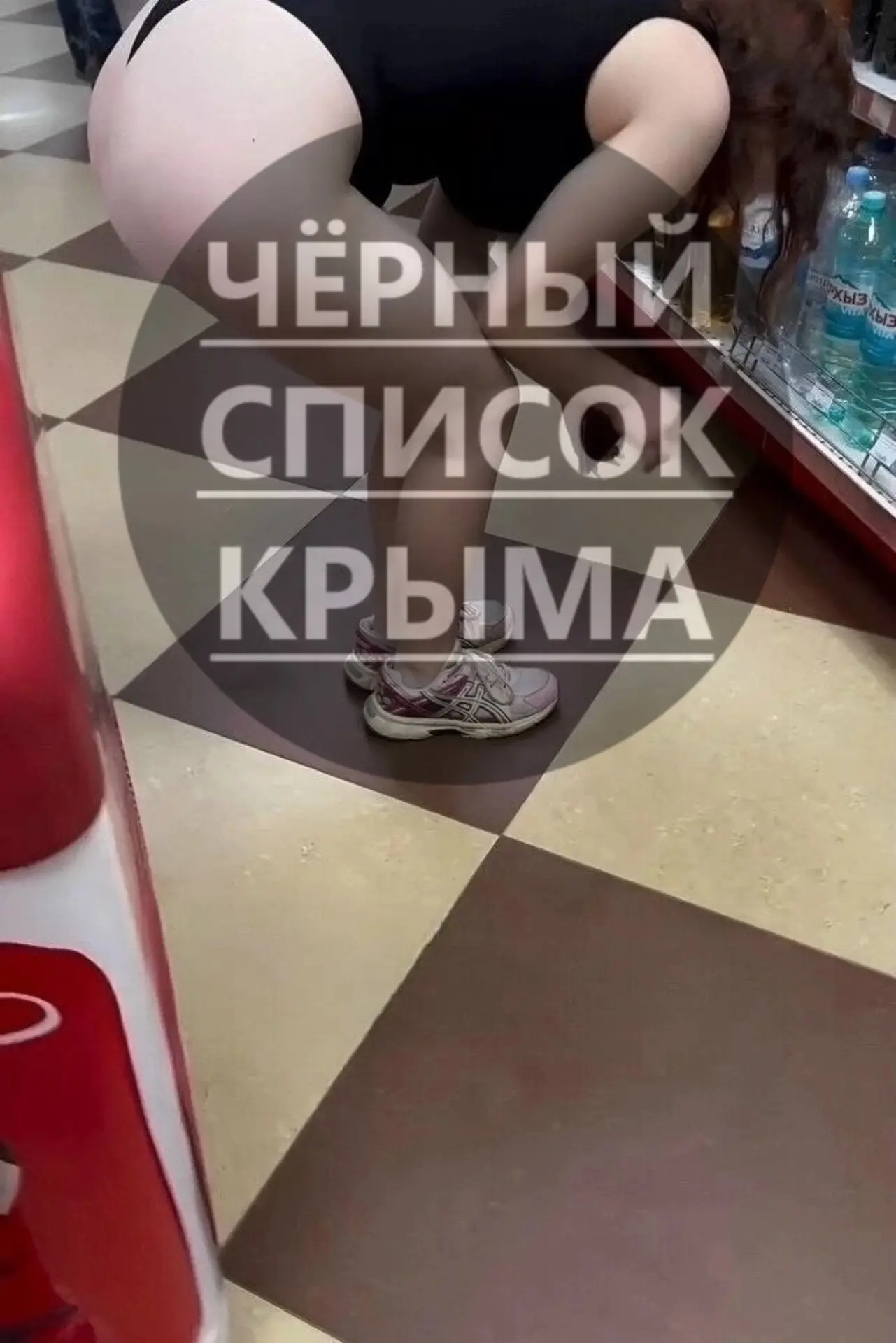 Это уже слишком! Зашла в магазин и не могла поверить своим глазам. Передо мной стояла пара: девушка 