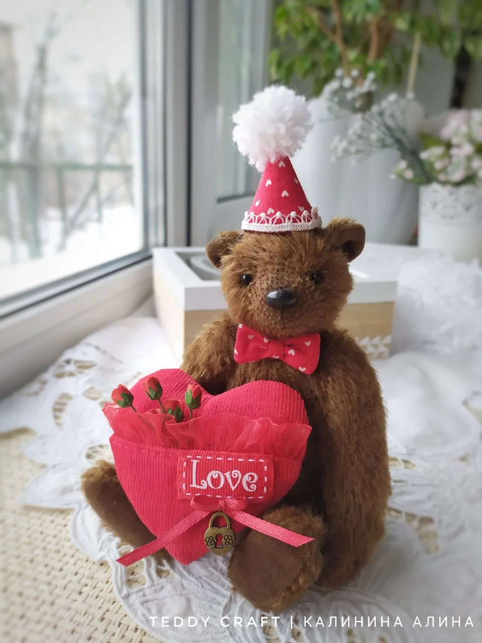🧸 Мишенька Бенджамин - романтичный медведь с огромным и добрым сердцем!
Сердечко с кармашком, в кот