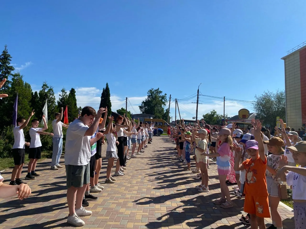 🌟 ЛАГЕРЬ «РОСИНКА» 🌟

Вчера в «Росинке» был тёплый и яркий день! ☀️

Утро начали с линейки и заряд