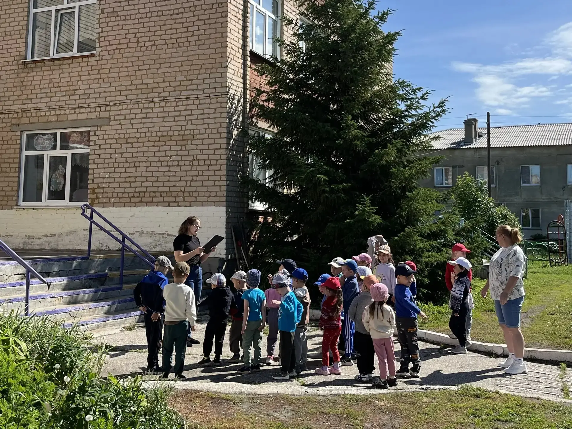 Первый день лета начался с ярких красок и детского смеха! ☀️🎈

1 июня в нашем детском саду прошел с