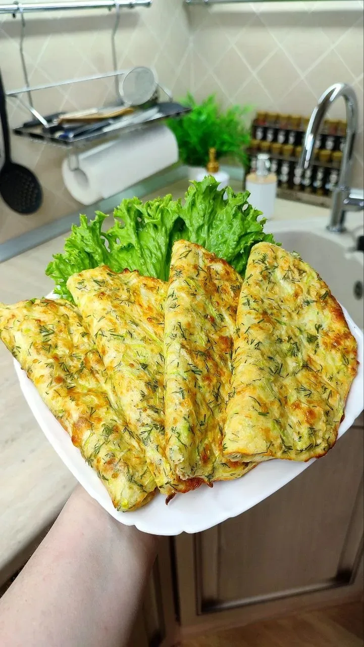КАБАЧКОВЫЕ ЛЕПЁШКИ 🔥

Получается очень вкусно, обязательно попробуйте. КБЖУ просчитала, ниже найдет