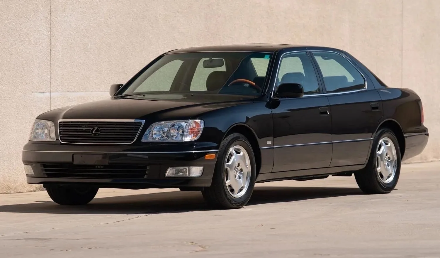 В США нашли Lexus LS 400 2000 года с пробегом 2400 км

На аукцион в США выставили Lexus LS 400 2000 