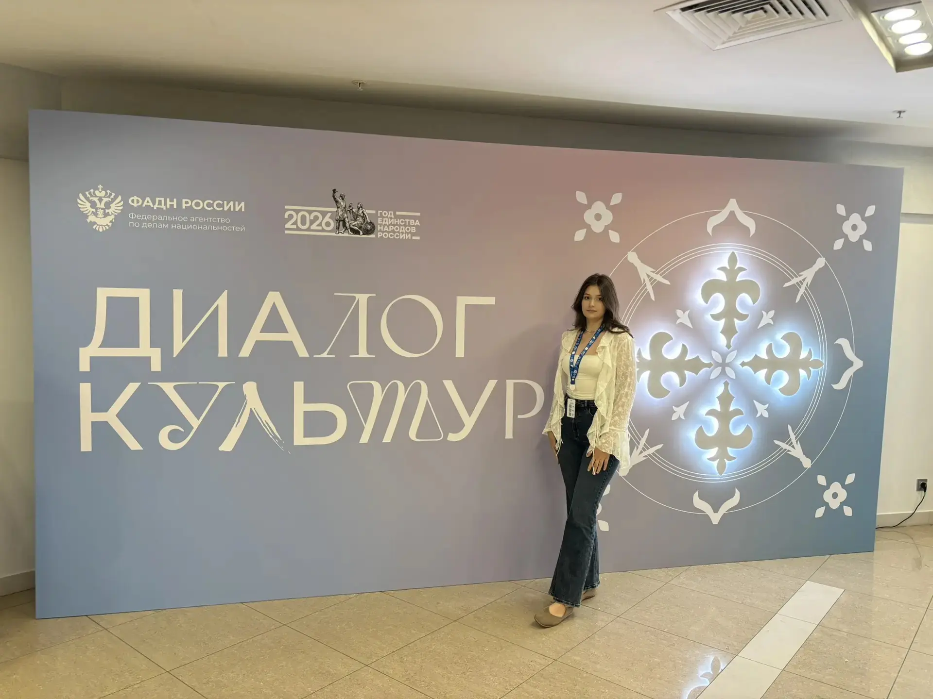 Анастасия Предзиглей представляет "Энемскую ДШИ" на VI Всероссийском форуме "Диалог культур", проход