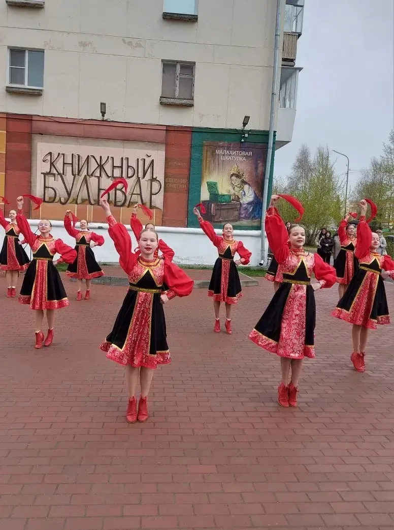 9  мая старшая  группа   ансамбля Ассоль  , руководитель О.В.Куйвашева, приняла   участие  в праздни