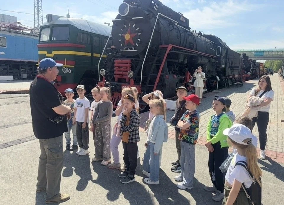🎉 Ура! Учебный год для 1-8 и 10 классов официально позади — можно с чистой совестью наслаждаться ле