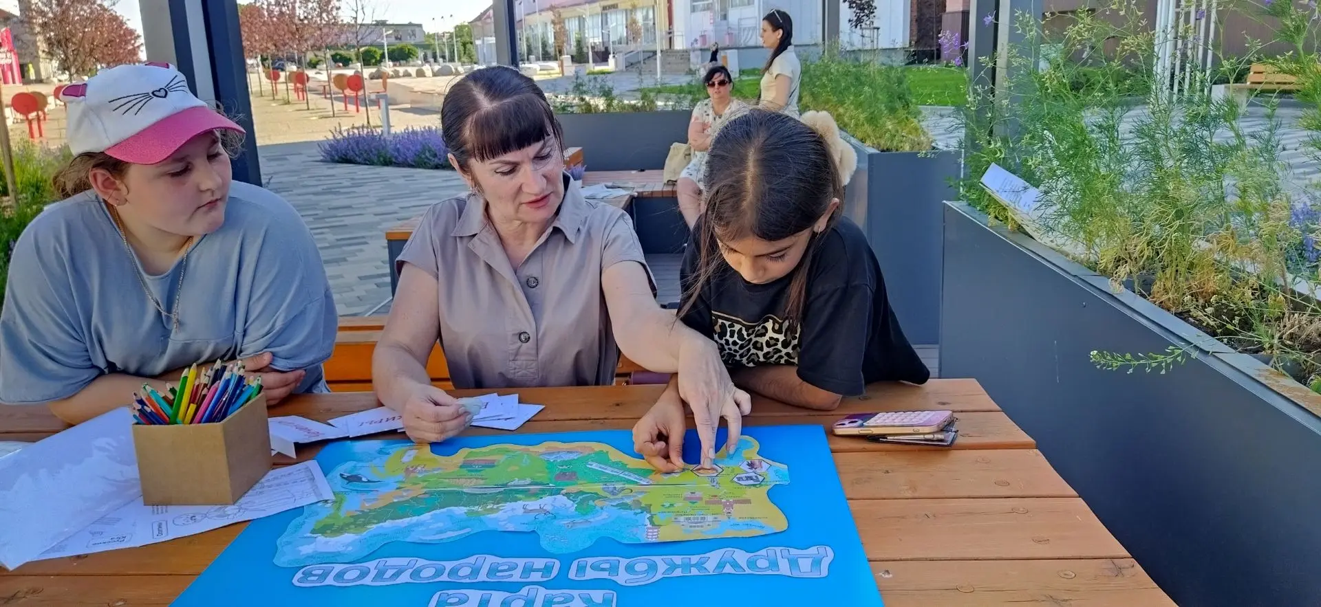 В воскресный день  на 🎲🛝игровой площадке на площади им. Васильева для юных жителей города библиоте