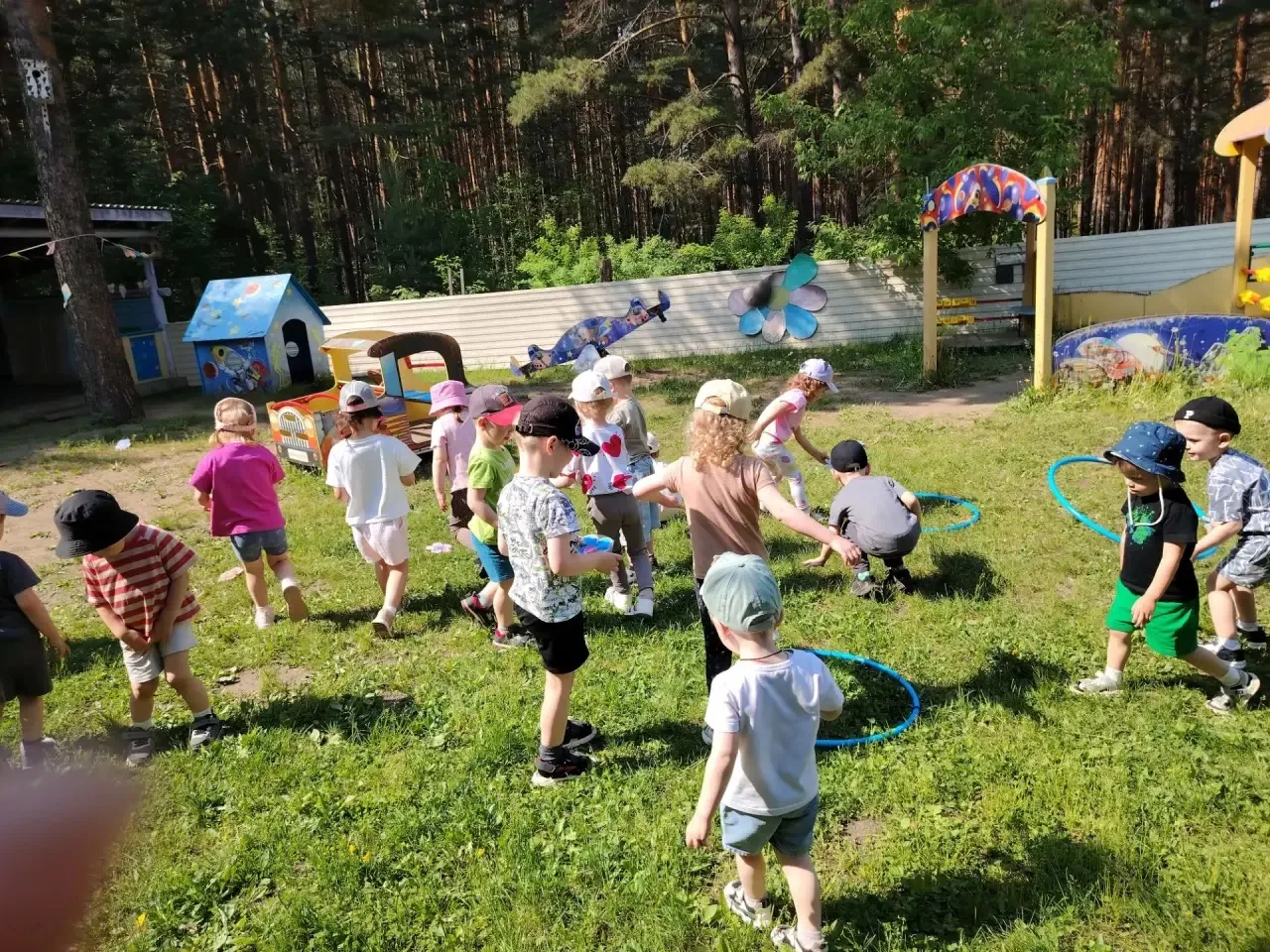 Вчера в группе "Радуга" 🌈 и "Солнышко" 🌞 распустились самые яркие краски, ведь мы вместе с ребятам
