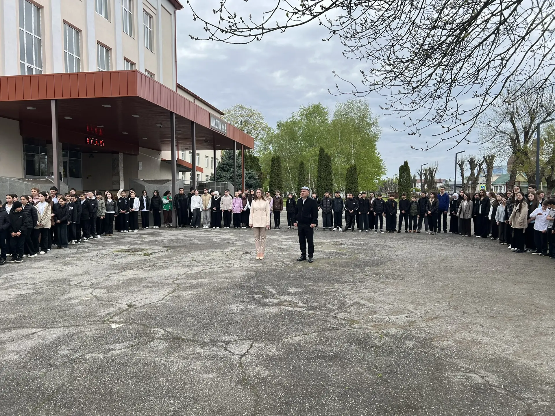 Новая неделя в  школе началась с торжественной линейки, с поднятия Государственных флагов Российской