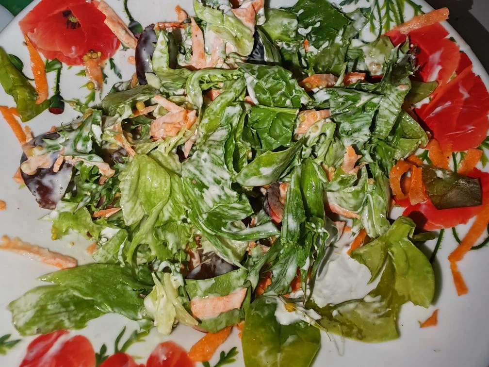Раньше я совсем не любила салаты, заправленные сметаной, мне это вкус казался кислым , неприятным. А