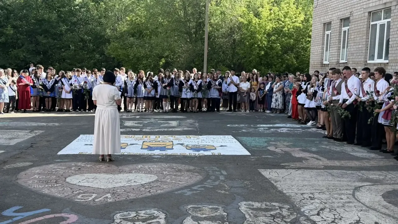 🎉 Сегодня в нашей школе прошла особенная и трогательная линейка, посвященная последнему звонку! Это