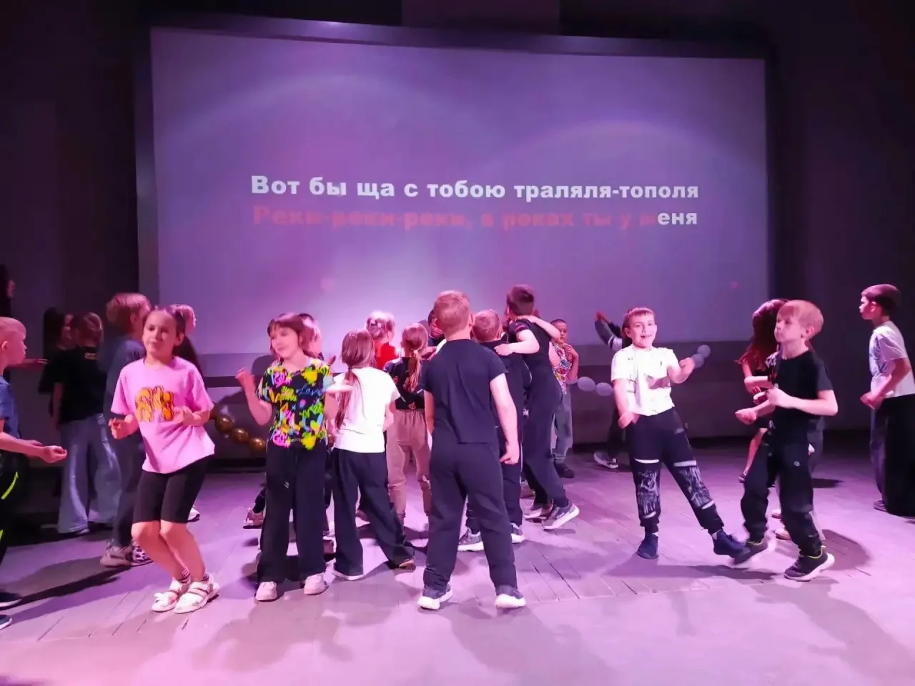 От эрудитов до звёзд сцены! ⭐

Какой же классный день у нас сегодня! 🌞 Утро началось с похода в биб