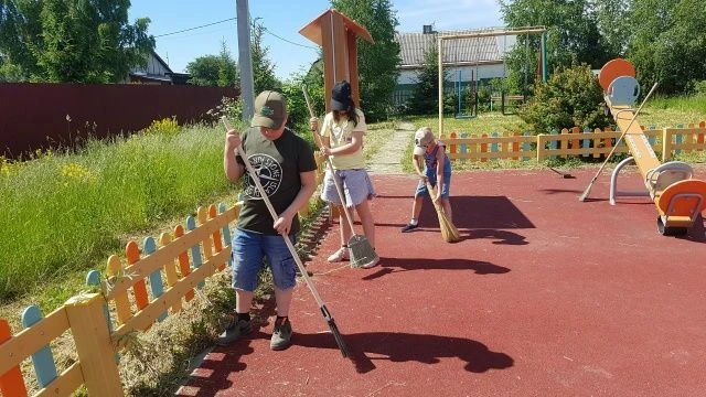 В рамках Дней защиты от экологической опасности ребята убрались на детской площадке в селе Семьинско