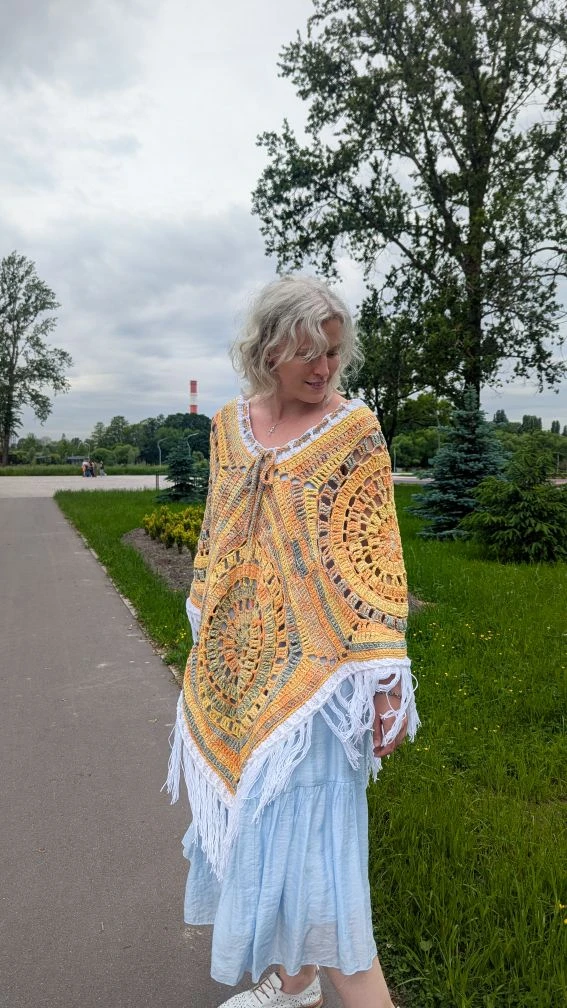 Приехала на несколько дней в город с дачи, чтобы выгулять пончо 😁 Такое получилось классное, не нар