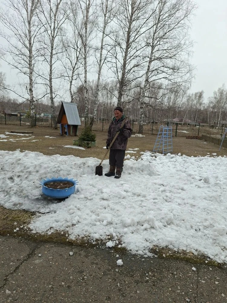 Сегодня в нашем детском саду  в с. Поломошное и п. Шахтёр прошёл очередной субботник. С каждым суббо