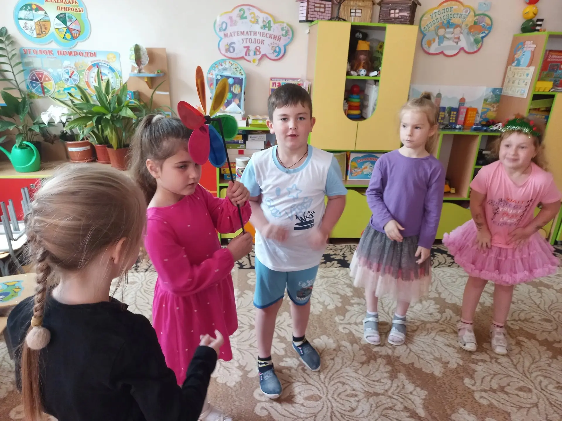 В группе « Звездочки» прошла неделя « Здравствуй лето» Цель : способствовать созданию положительных 