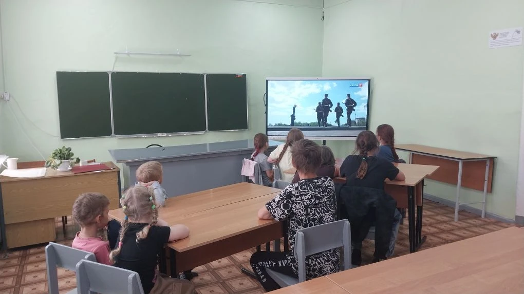 22 июня в День памяти и скорби в полной тишине воспитанники ДОЛ «Непоседы» на базе МОУ СОШ с.Старая 