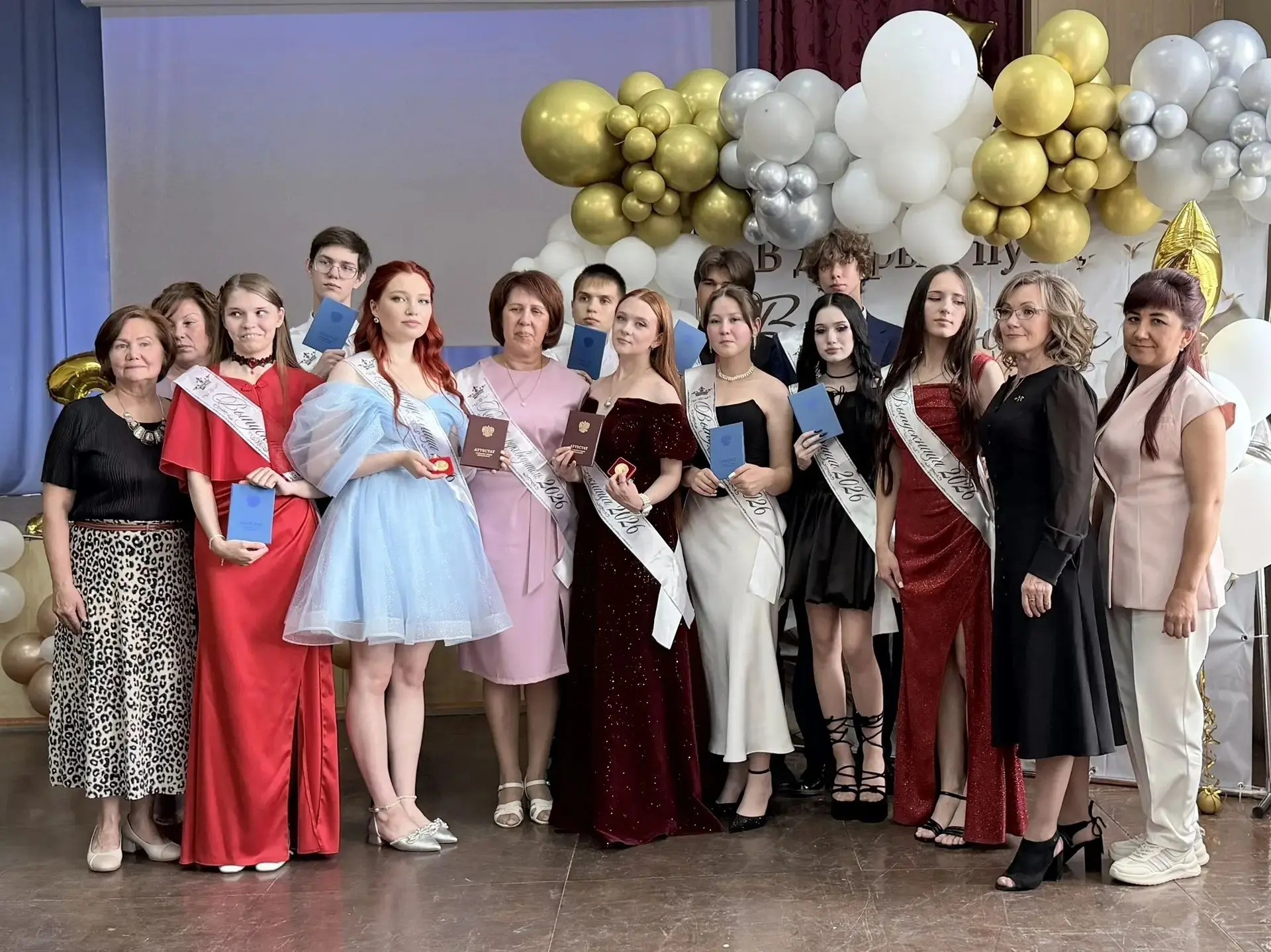 Дорогие друзья, коллеги, родители!
С чувством гордости  сообщаем, что в нашей школе прошли выпускные