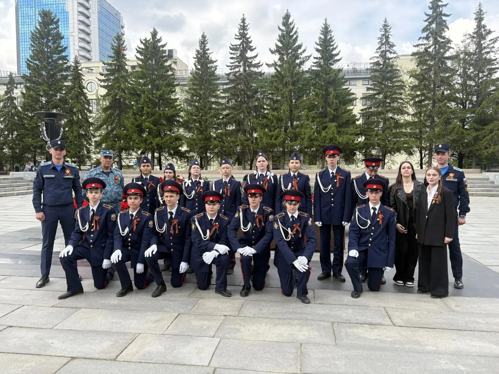 🇷🇺8 мая в Сквере Добровольцев  городскую  «Вахту Памяти»  на Посту № 1 несли воспитанники 8б кадет