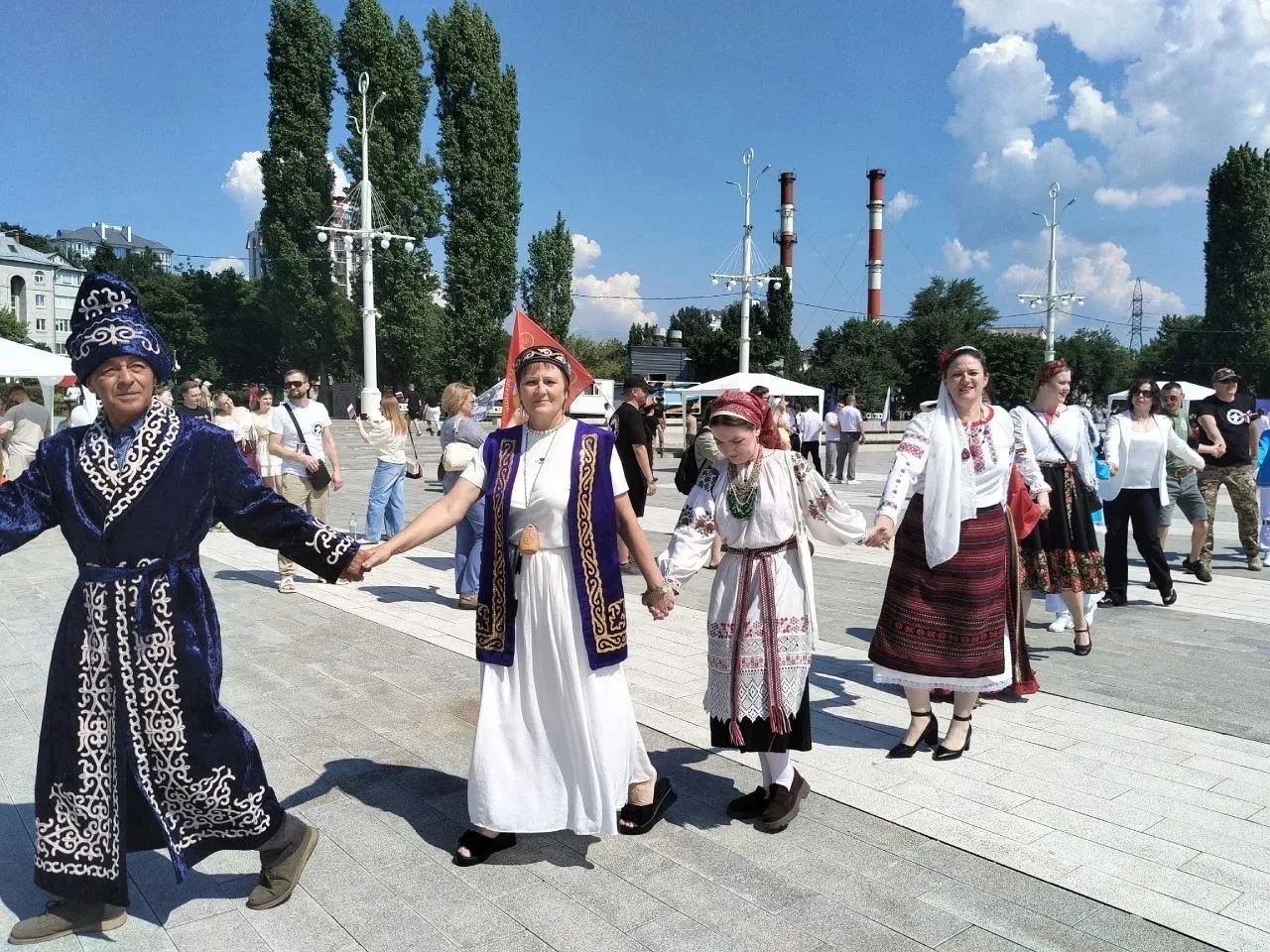 Представители Каменского Дома дружбы народов приняли активное участие в патриотической акции "Хорово