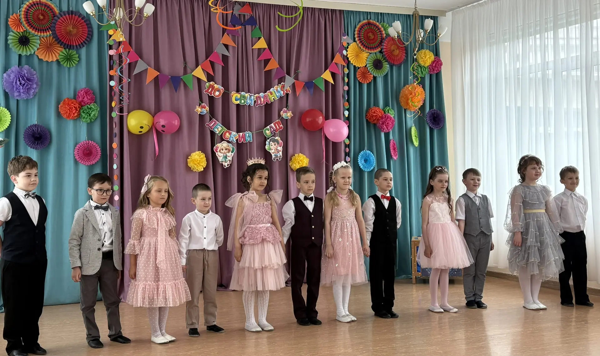 🎓 Выпускной в детском саду — в добрый путь!

Сегодня наши выпускники заглянули в волшебный сундук Д