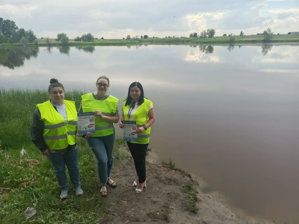 🛟«Родительский патруль» школы №4 проверил водоёмы неподалеку от Поспелихи 
Представители «Родительс