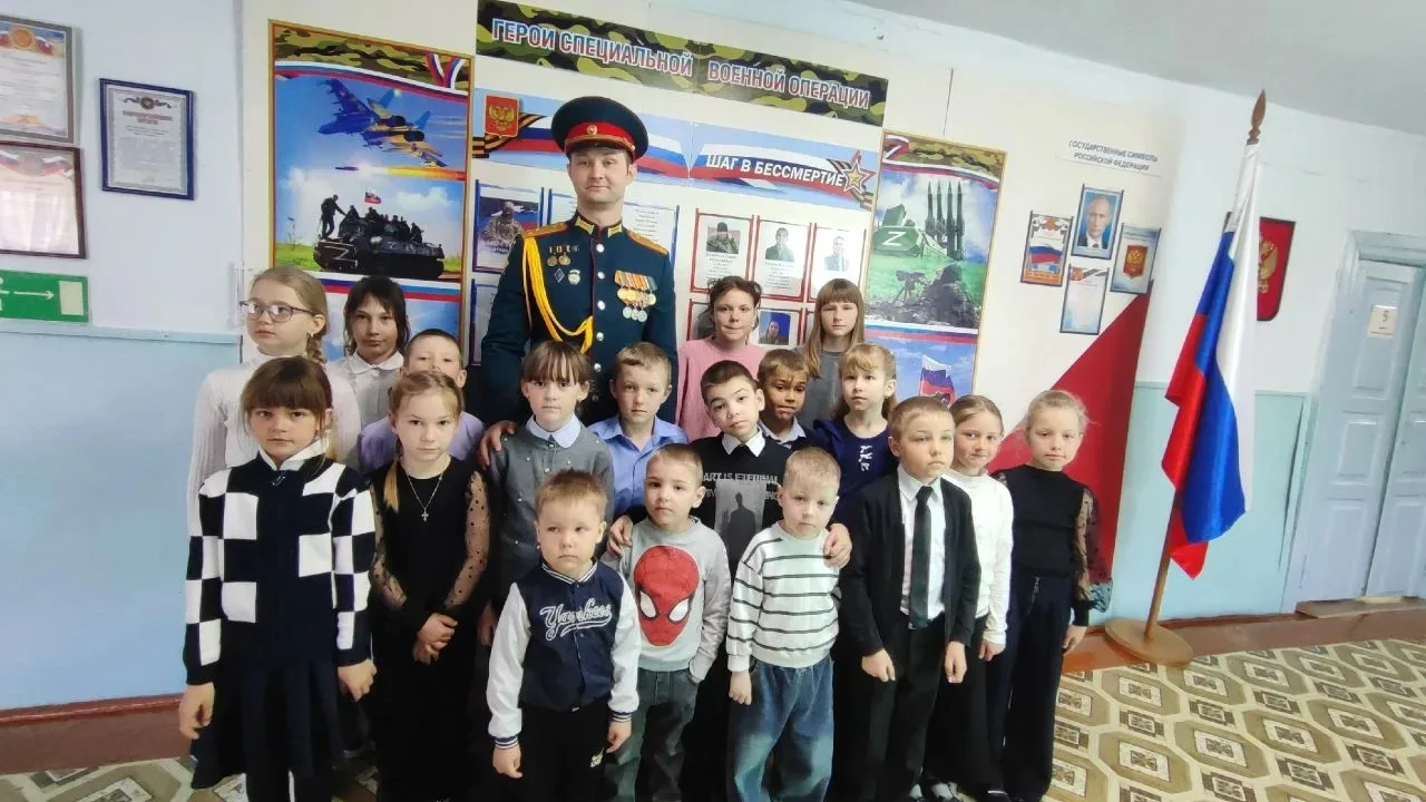 🇷🇺
В МБОУ ООШ с. Шмаковка состоялся Урок мужества, который провёл офицер, участник специальной вое
