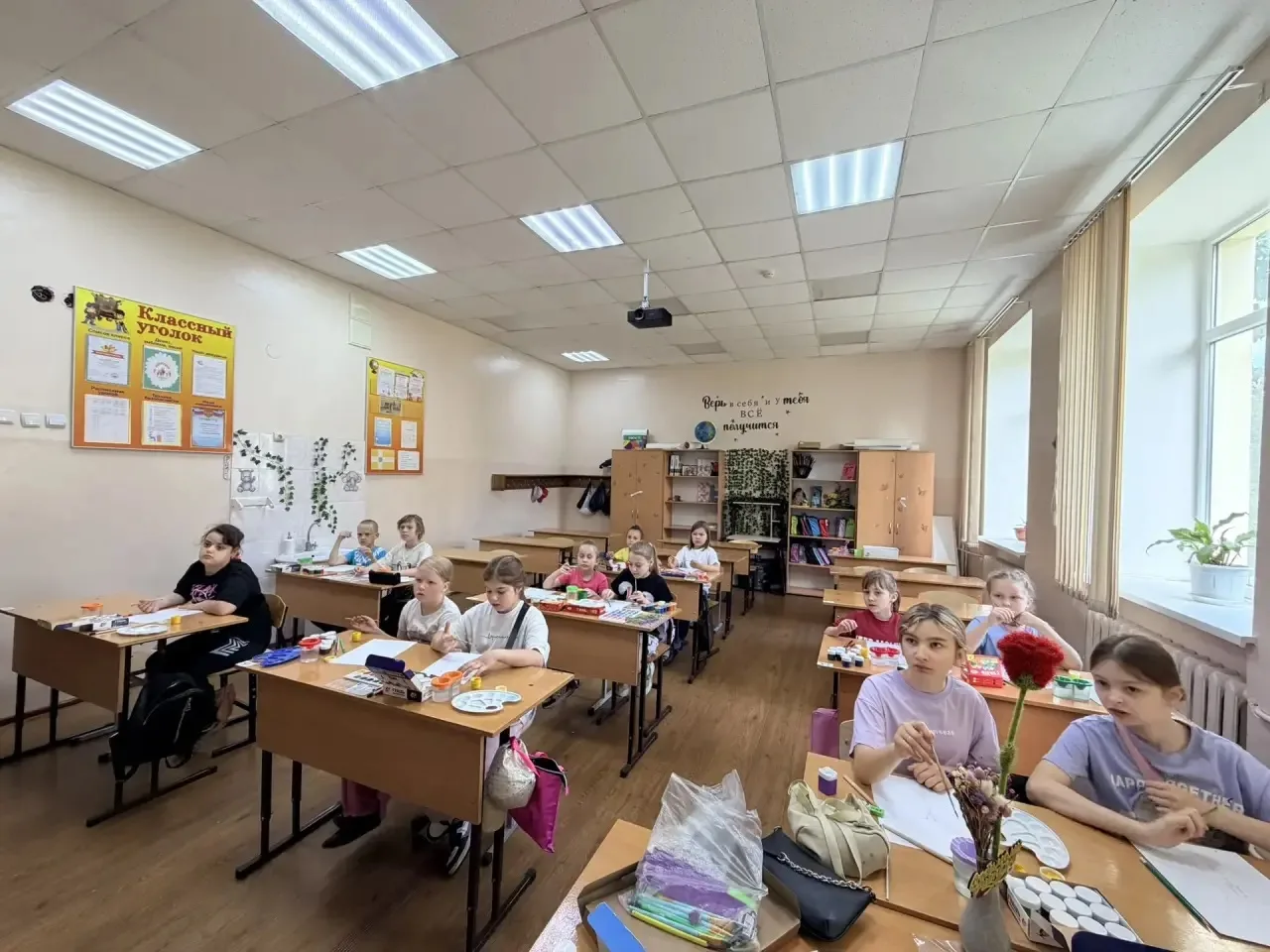 🎨Сегодня в пришкольном лагере «Солнышко» прошел мастер-класс по живописи с профессиональным художни
