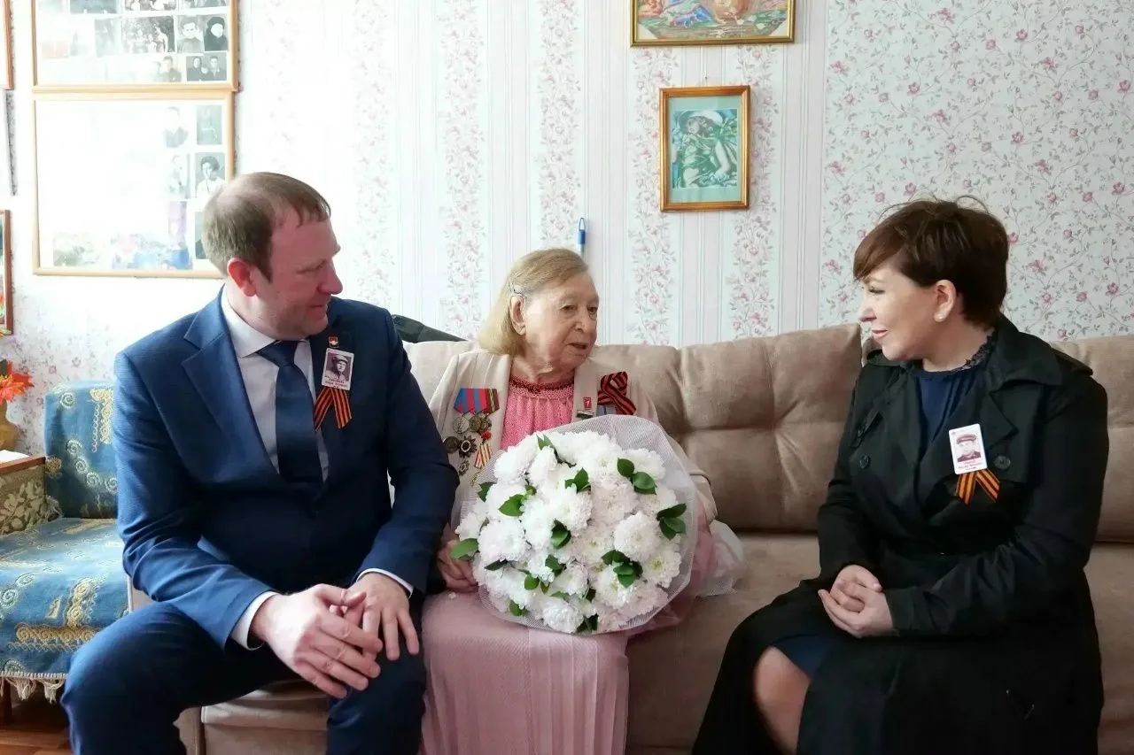 #ШколаИскусств4 #ДеньПобеды
В праздничный день глава г. Кемерово Дмитрий Анисимов совместно с сопред