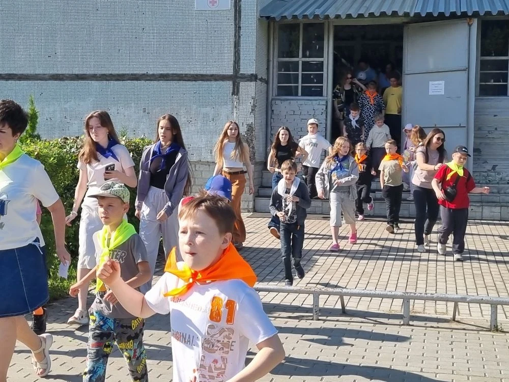 Утро 5 июня в летнем лагере «Полянка» началось с плановой эвакуации. Ребята покинули помещение за 57