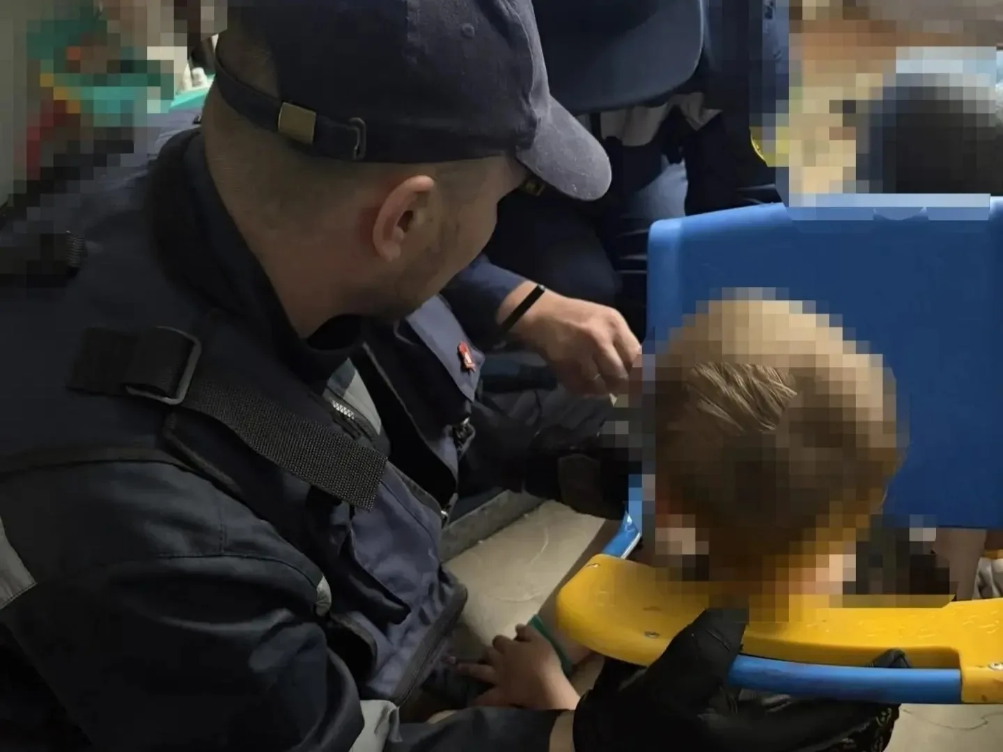 📍В Кунгуре спасатели помогли двухлетнему ребенку, застрявшему в стуле

11 июня около 8 вечера на те
