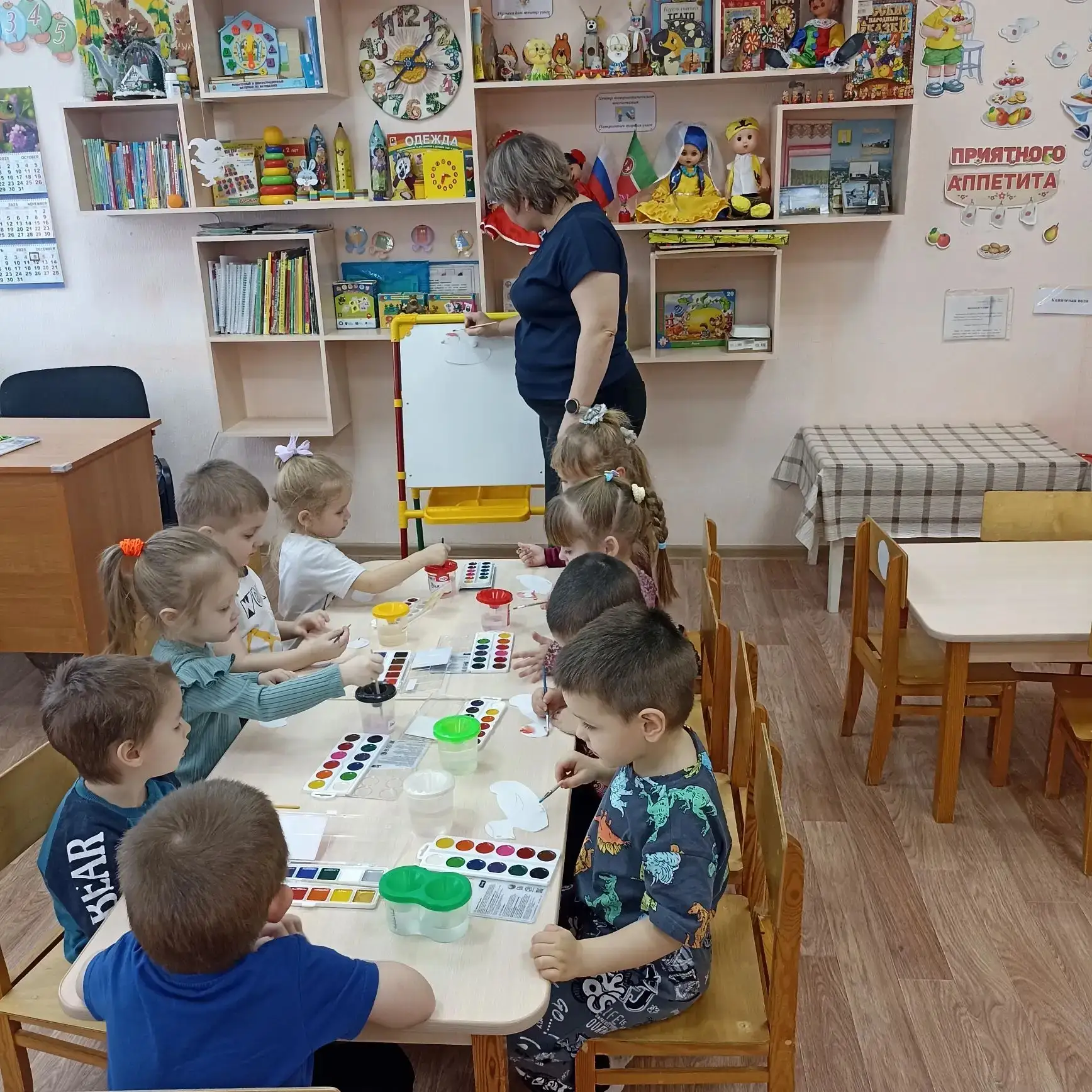 Во второй младшей группе прошло занятие по рисованию на тему :"Украсим дымковскую уточку". В ходе за