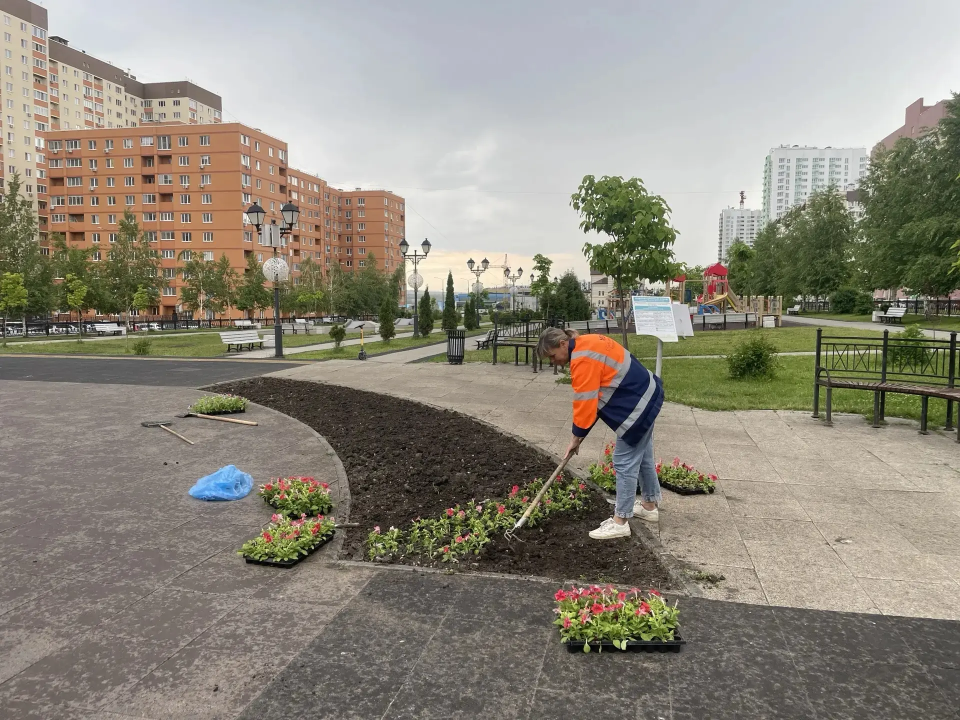🧹 Продолжается уборка территории района 

В течение суток службой благоустройства проводились работ