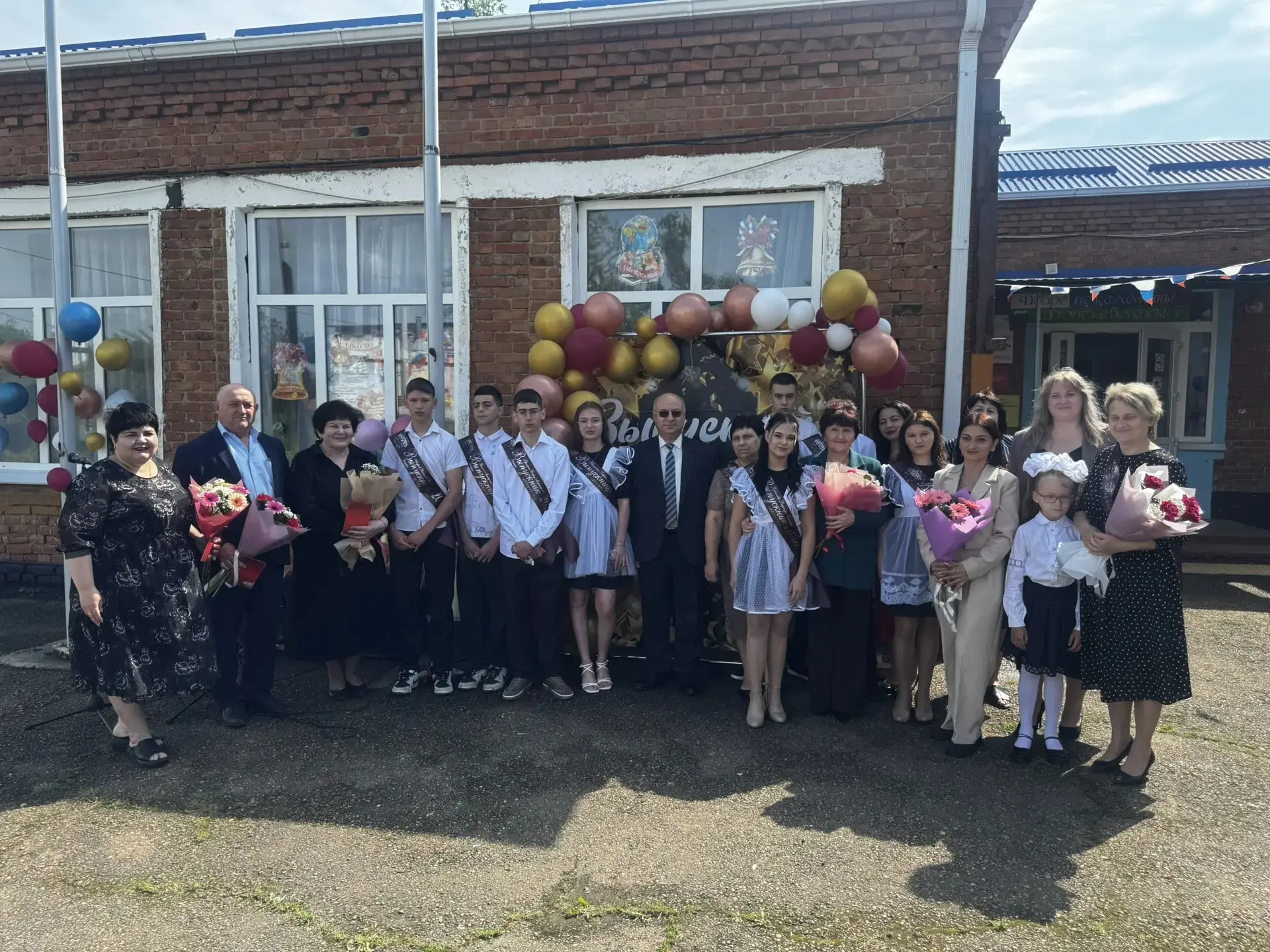 🎓 «Последний звонок» — эхо в сердце, старт в будущее!

Сегодня в стенах нашей школы прозвучал самый