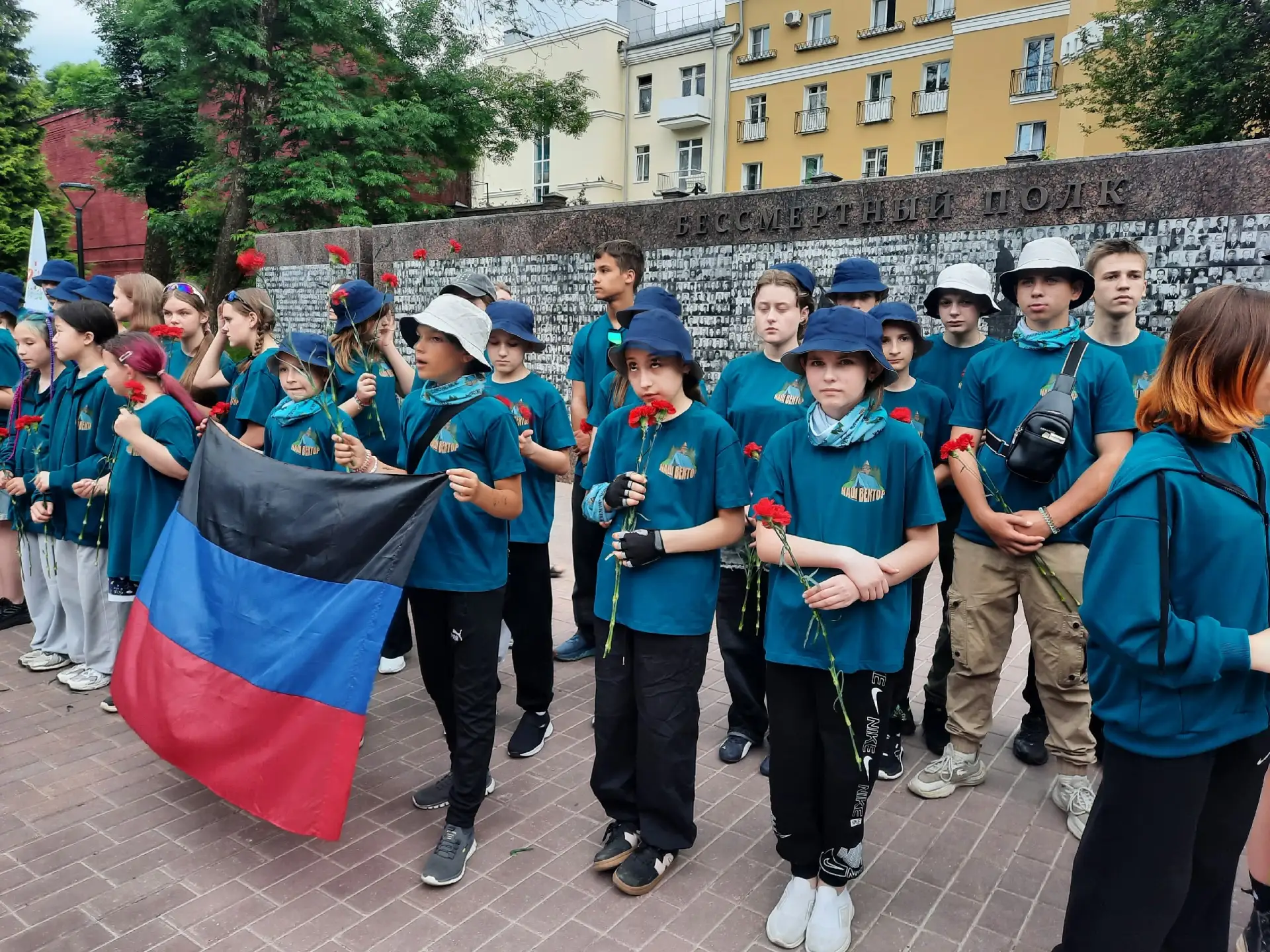 Ура! Торжественное открытие Международного туристского слёт "Наш вектор".
Делегация Донецкой Народно