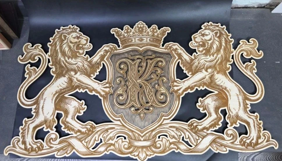 К нам обратились с заказом, идея герба это два льва🦁 (заказчики муж и жена по гороскопу львы) , кот