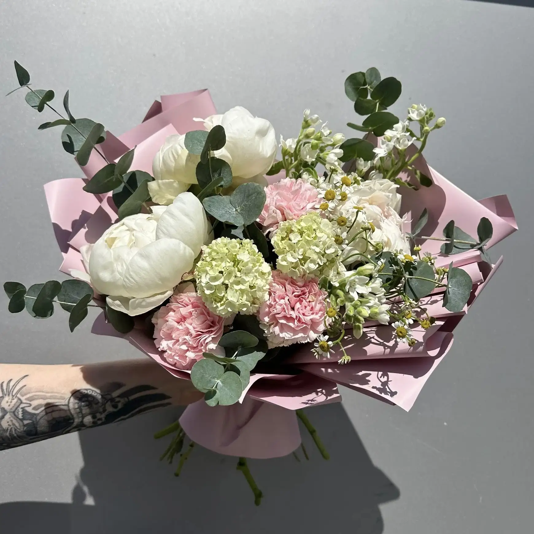 Авторский букет из пионов и диантусов 😍

Белая нежность пионов + пестрая харизма диантусов.
Контрас