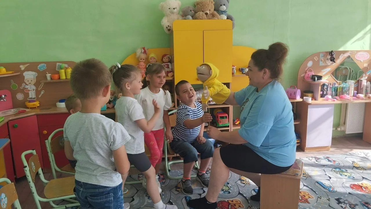 Придумано кем то
Просто и мудро,
При встречи здороваться.
Доброе утро, доброе утро,
Солнцу и пти