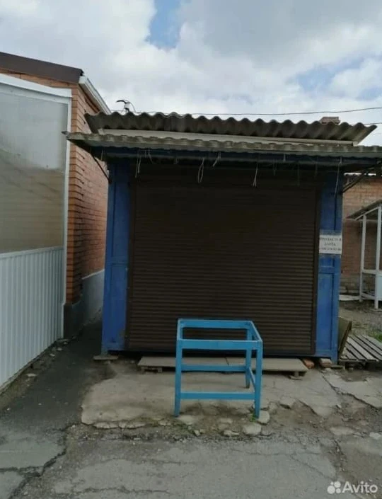 Продаю ларёк на рынке г. Семикаракорск, рядом закусочная и туалет, аренда маленькая, в ларьке полочк